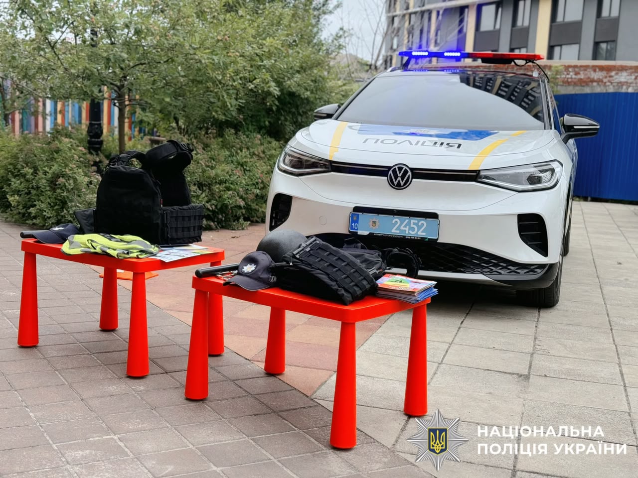 на фото зображено поліцейський автомобіль