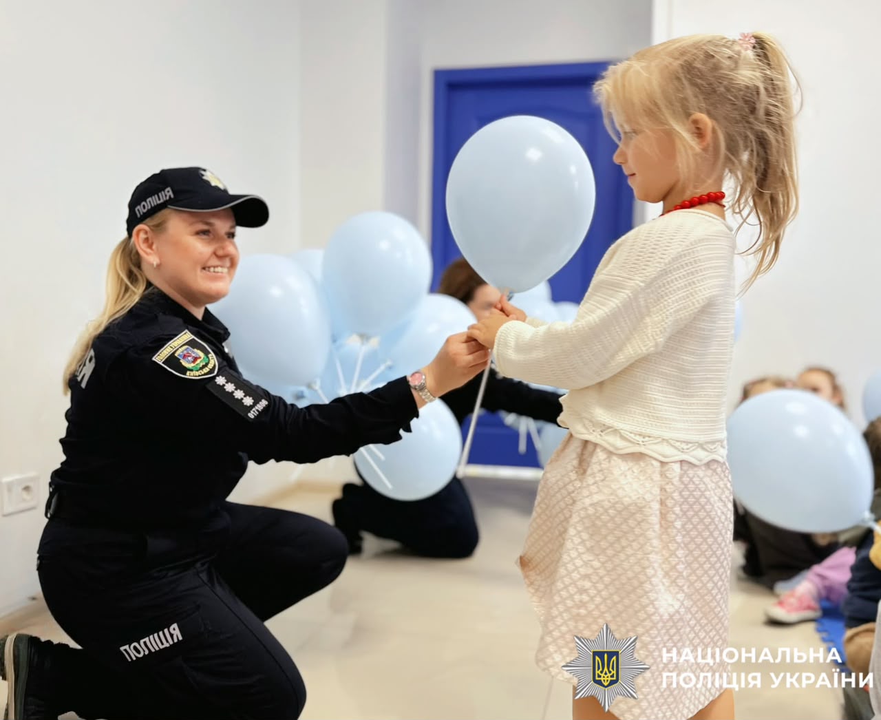 на фото зображено дітей та поліцейських