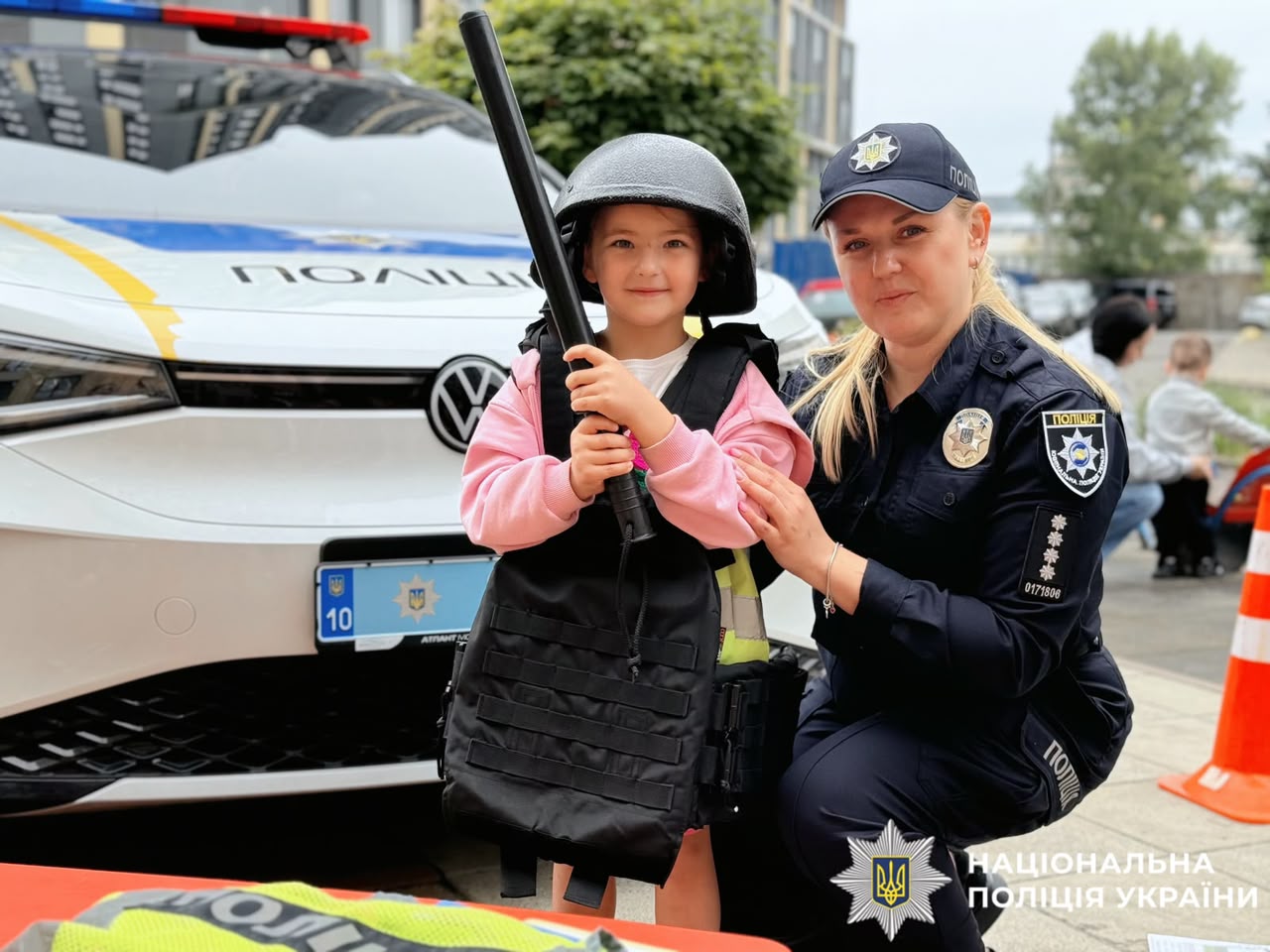на фото зображено дітей та поліцейських