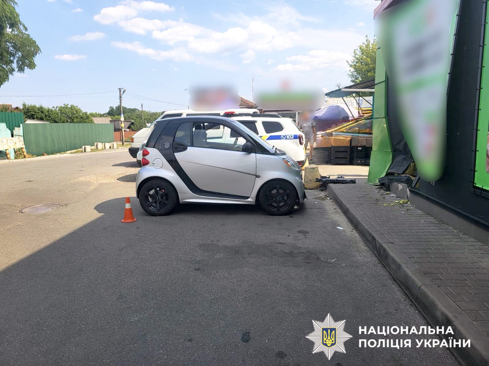 На фотографії зображено автомобіль, який є учасником ДТП.