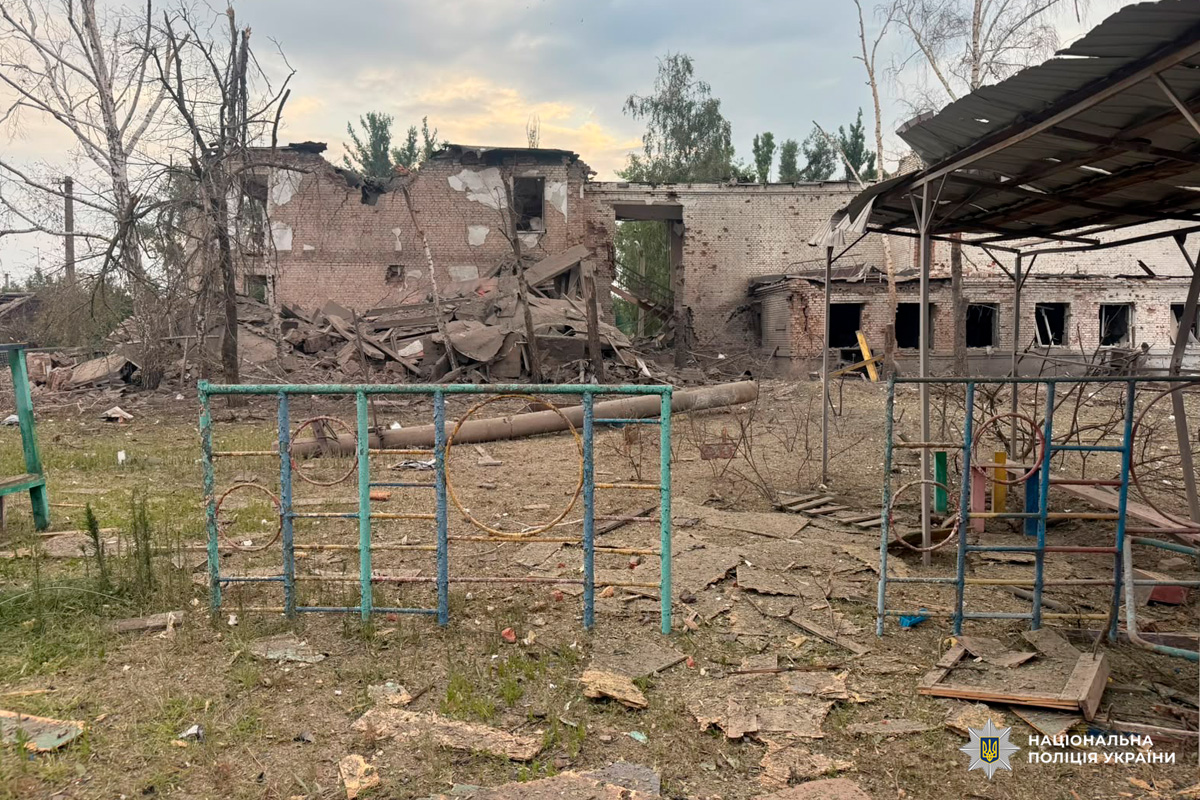 Дві людини загинули, ще 15 постраждали, серед яких дитина: поліцейські продовжують документувати наслідки воєнних злочинів російських військ на Харківщині