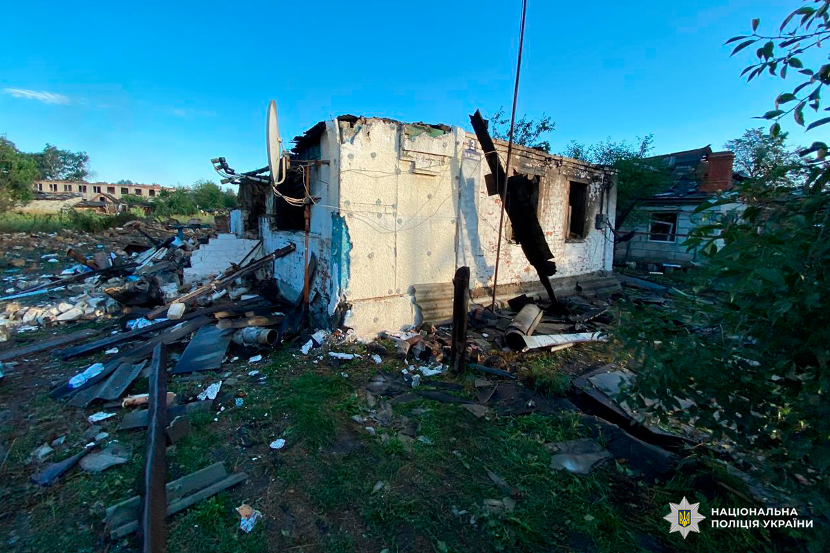 Три людини загинули, ще десятеро постраждали, серед яких двоє дітей: поліцейські задокументували наслідки воєнних злочинів окупантів на Харківщині