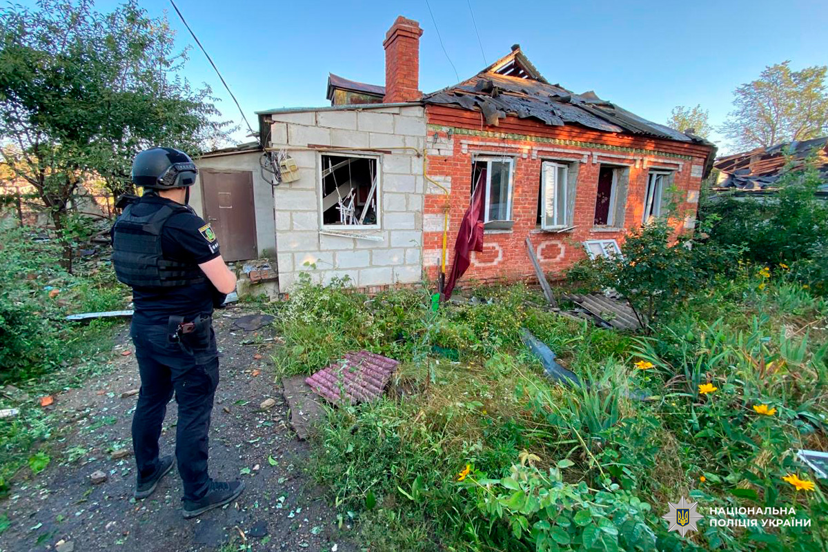 Три людини загинули, ще десятеро постраждали, серед яких двоє дітей: поліцейські задокументували наслідки воєнних злочинів окупантів на Харківщині