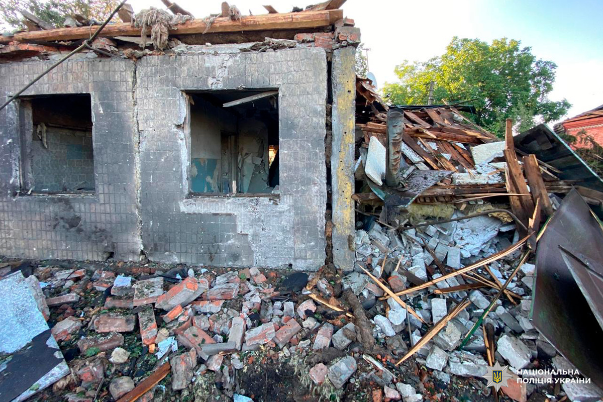 Три людини загинули, ще десятеро постраждали, серед яких двоє дітей: поліцейські задокументували наслідки воєнних злочинів окупантів на Харківщині