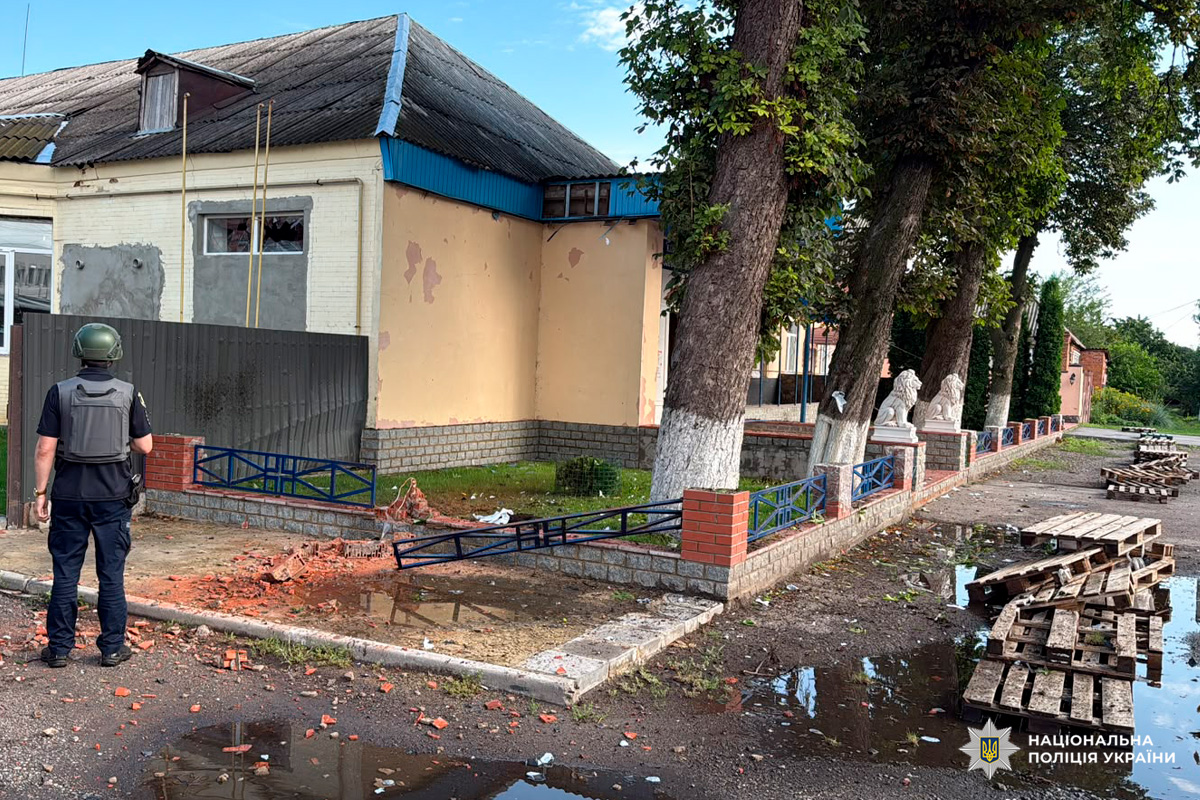 Три людини загинули, ще десятеро постраждали, серед яких двоє дітей: поліцейські задокументували наслідки воєнних злочинів окупантів на Харківщині