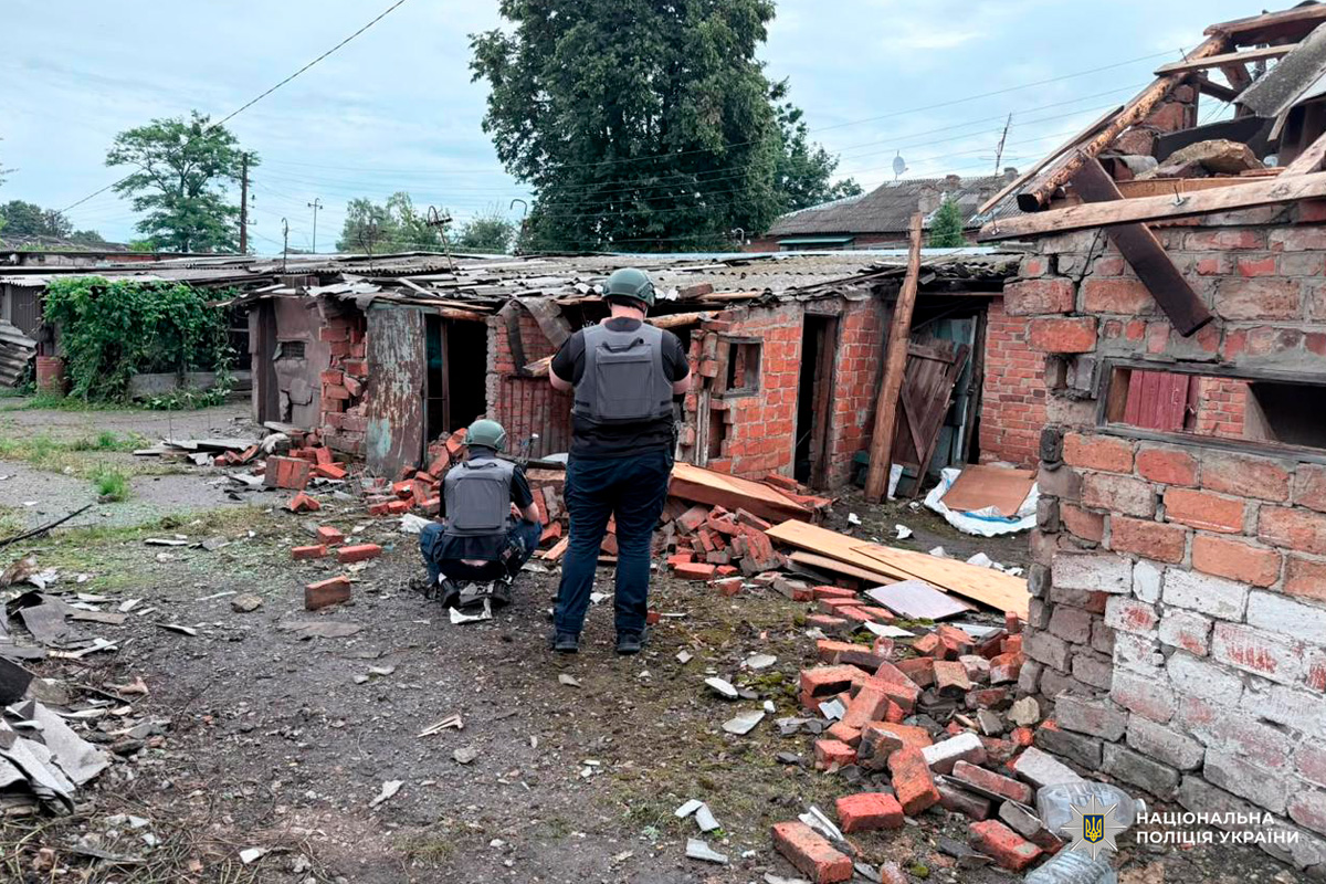 Три людини загинули, ще десятеро постраждали, серед яких двоє дітей: поліцейські задокументували наслідки воєнних злочинів окупантів на Харківщині