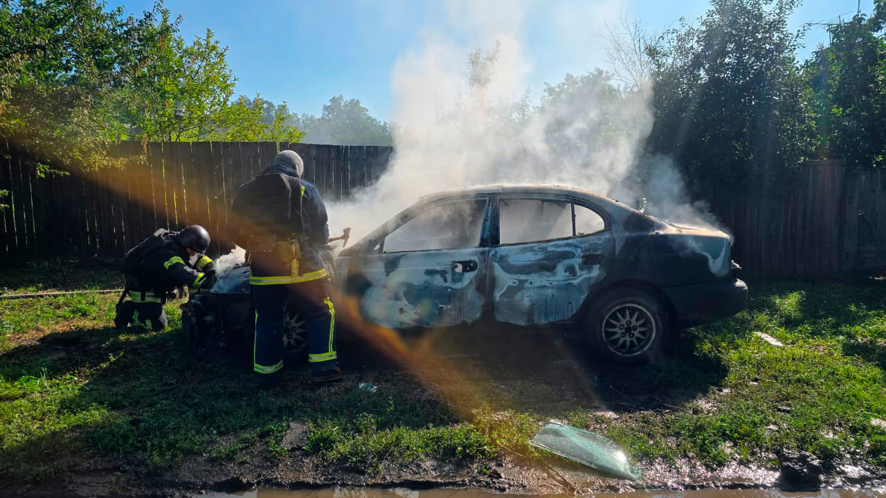 Дві жінки постраждали: поліцейські документують наслідки ворожого удару по цивільній автівці на Харківщині
