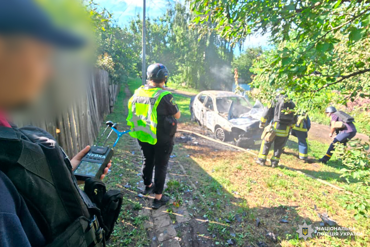 Дві жінки постраждали: поліцейські документують наслідки ворожого удару по цивільній автівці на Харківщині