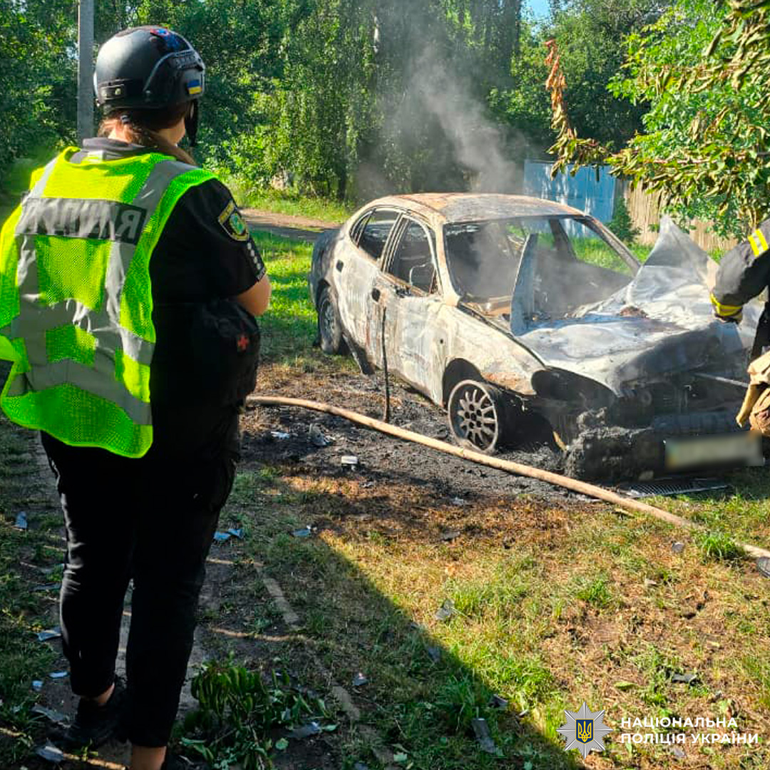 Дві жінки постраждали: поліцейські документують наслідки ворожого удару по цивільній автівці на Харківщині