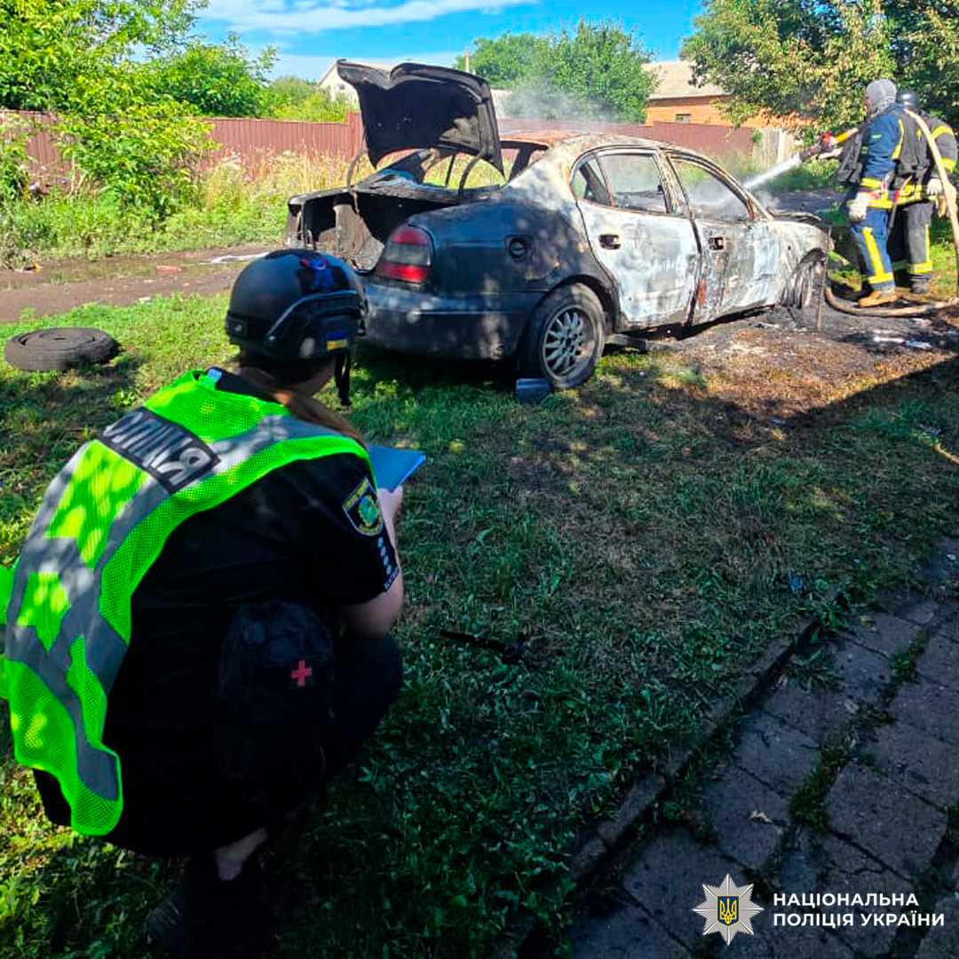 Дві жінки постраждали: поліцейські документують наслідки ворожого удару по цивільній автівці на Харківщині