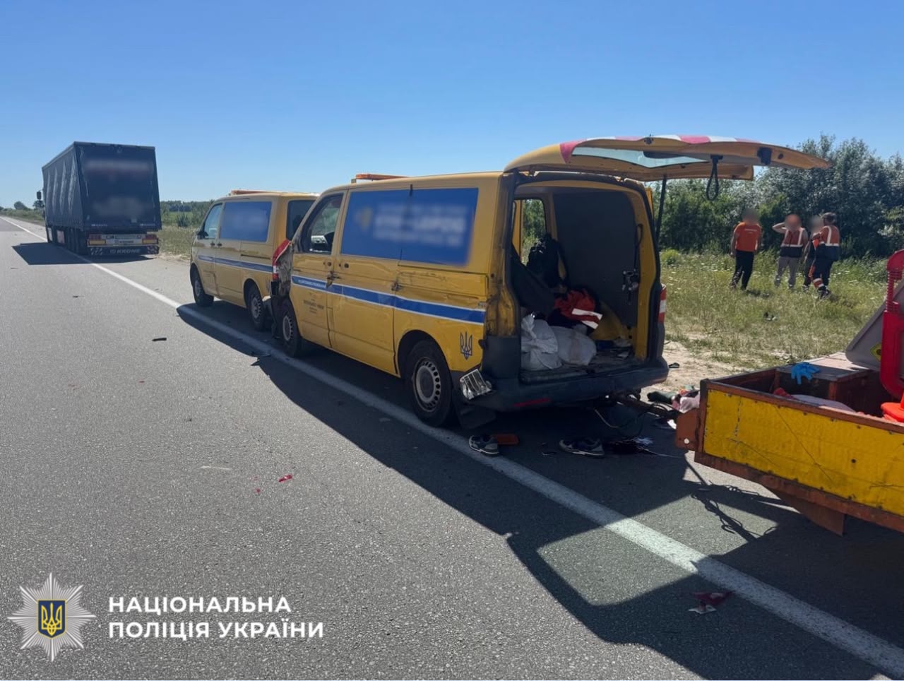 На фото автомобілі, які стоять на узбіччі дороги.
