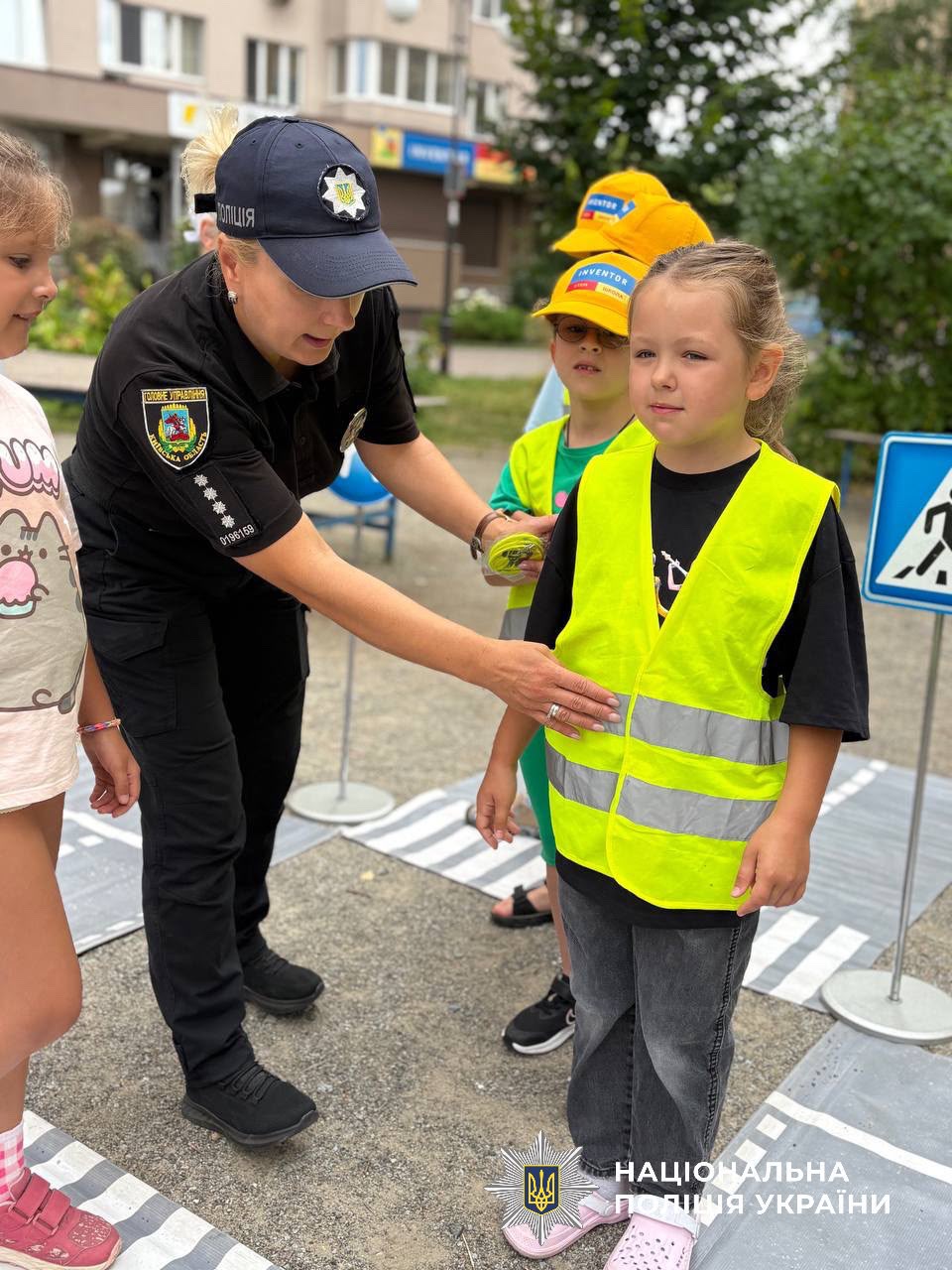 На фотографії зображено інспекторку Служби освітньої безпеки Броварського районного управління поліції, яка провела для дітей пізнавальні зустрічі, присвячені правилам поведінки на дорозі.