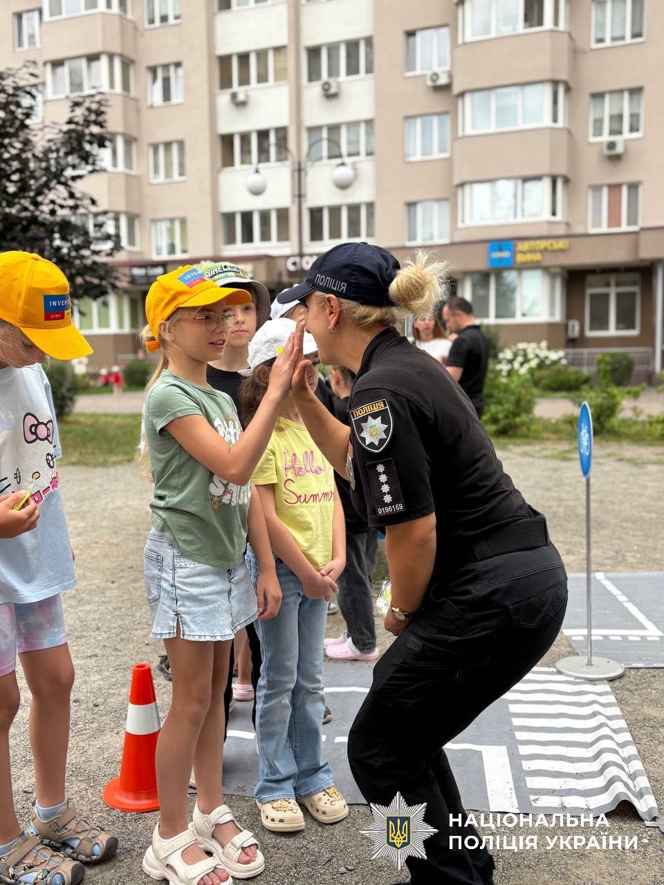На фотографії зображено інспекторку Служби освітньої безпеки Броварського районного управління поліції, яка провела для дітей пізнавальні зустрічі, присвячені правилам поведінки на дорозі.