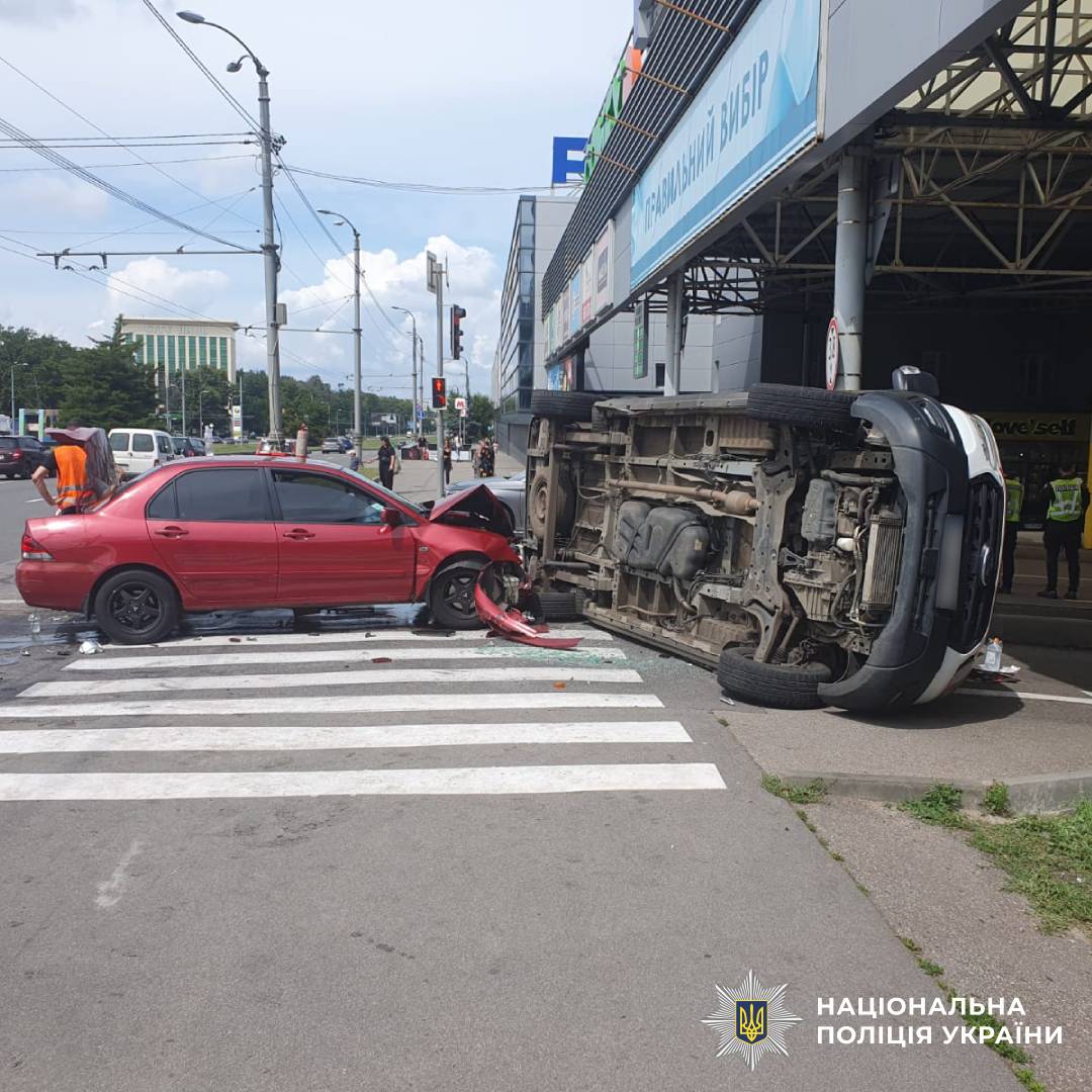 У Харкові внаслідок ДТП постраждали двоє людей: поліція встановлює обставини події