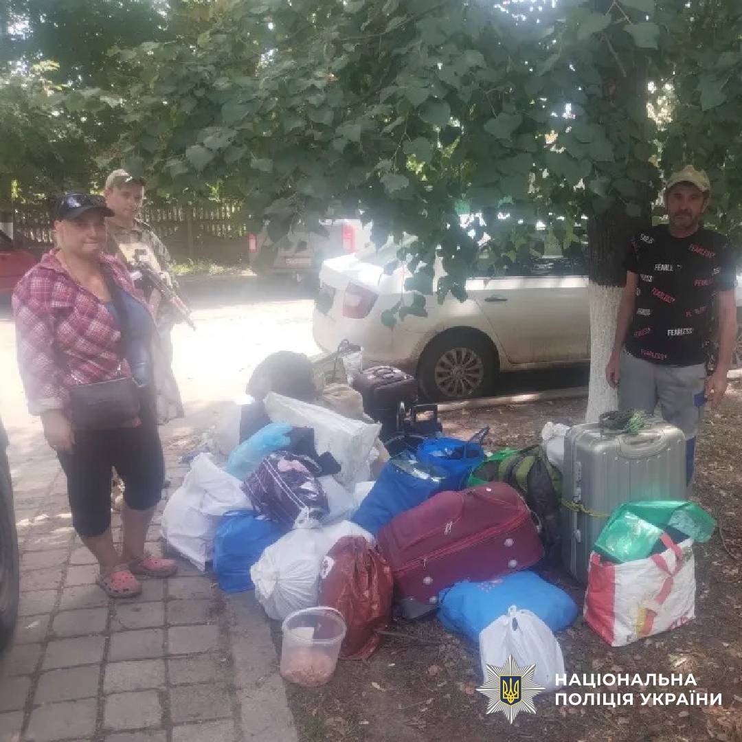 Поліцейські Куп'янщини евакуювали чотирьох жителів із прифронтового села