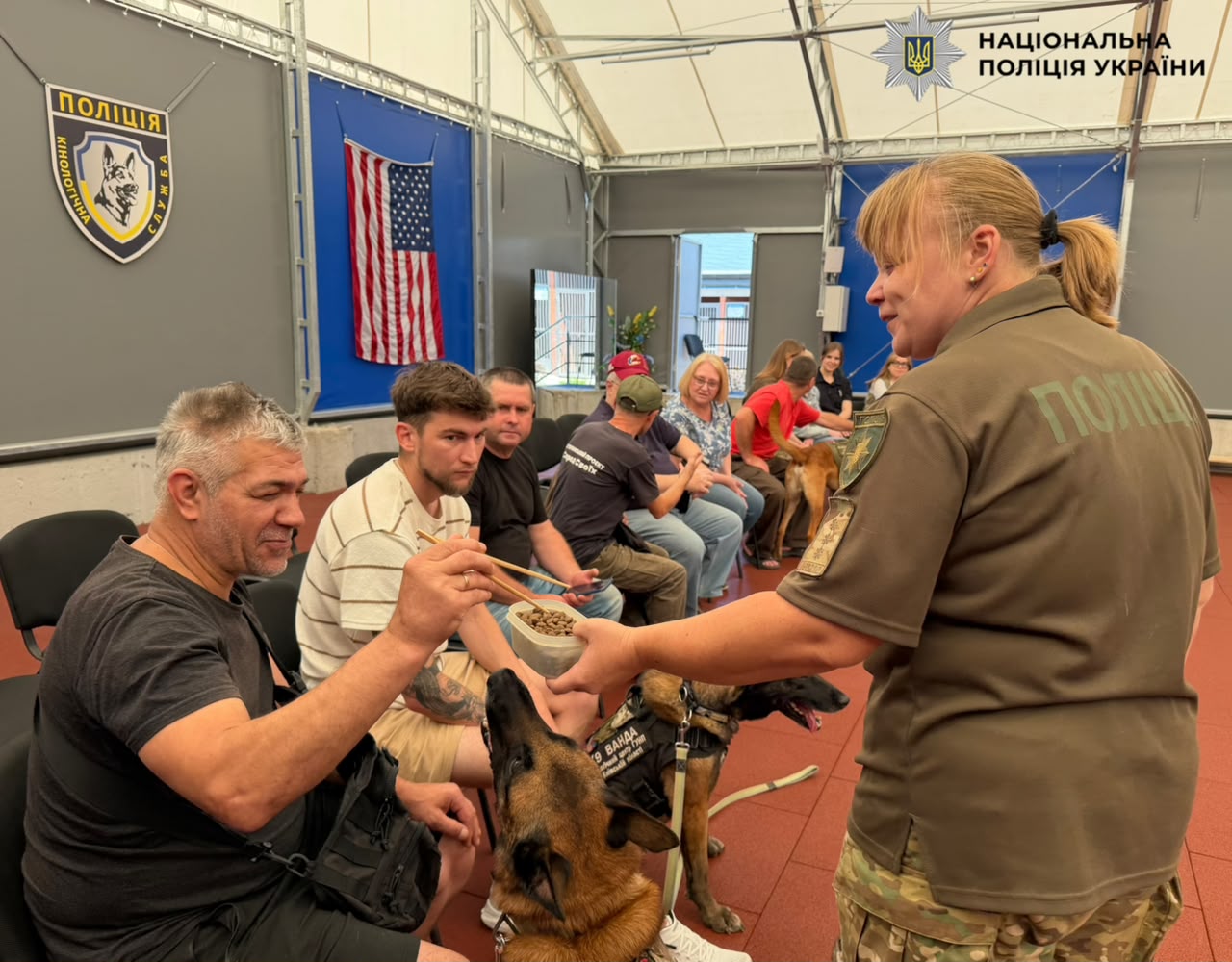 На фотографії зображено кінологиню Катерину Бєляєву, яка провела заняття, спрямоване на підтримку психоемоційного стану ветеранів, які наразі проходять реабілітацію.
