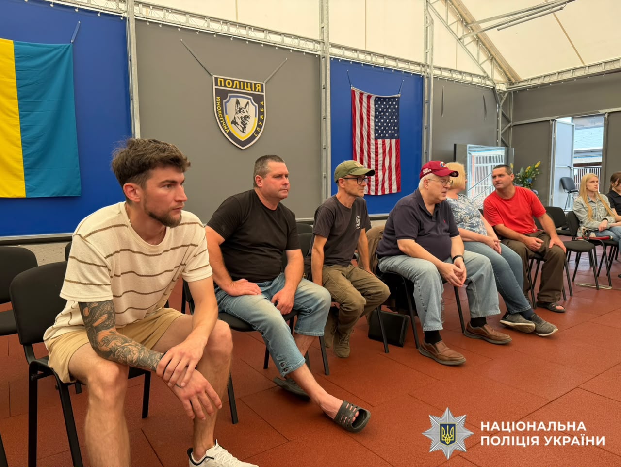 На фотографії зображено проведення заняття кінологинею Катериною Бєляєвою, спрямоване на підтримку психоемоційного стану ветеранів, які наразі проходять реабілітацію.