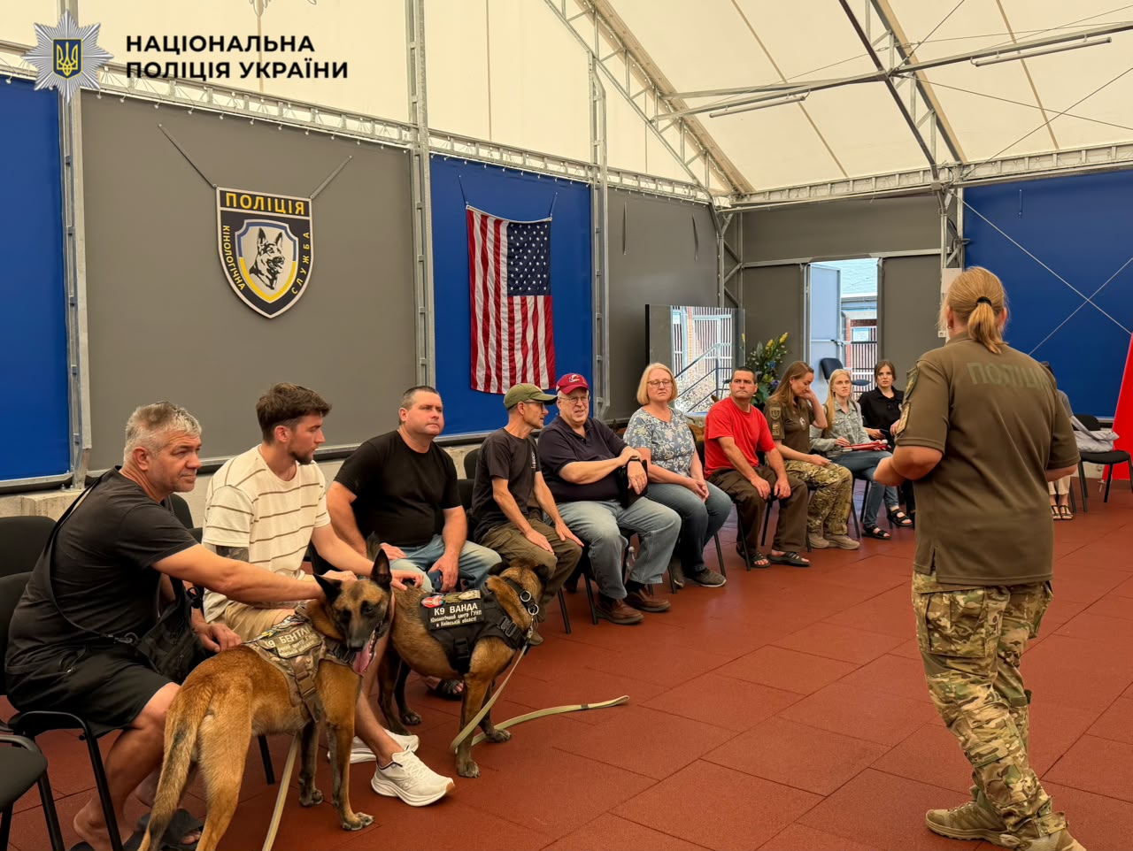 На фотографії зображено кінологиню Катерину Бєляєву, яка провела заняття, спрямоване на підтримку психоемоційного стану ветеранів, які наразі проходять реабілітацію.