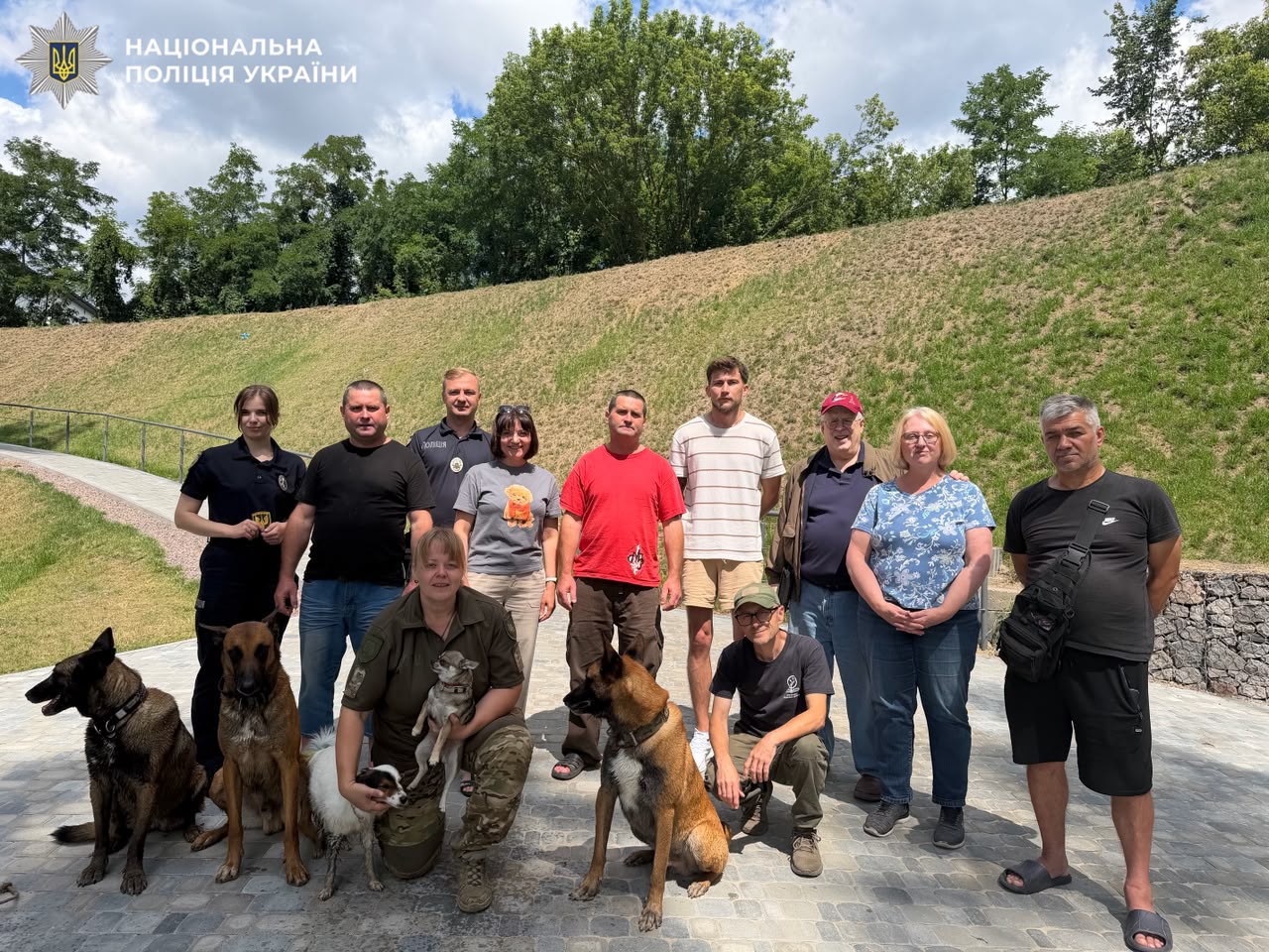 На фотографії зображено кінологиню Катерину Бєляєву, яка провела заняття, спрямоване на підтримку психоемоційного стану ветеранів, які наразі проходять реабілітацію.