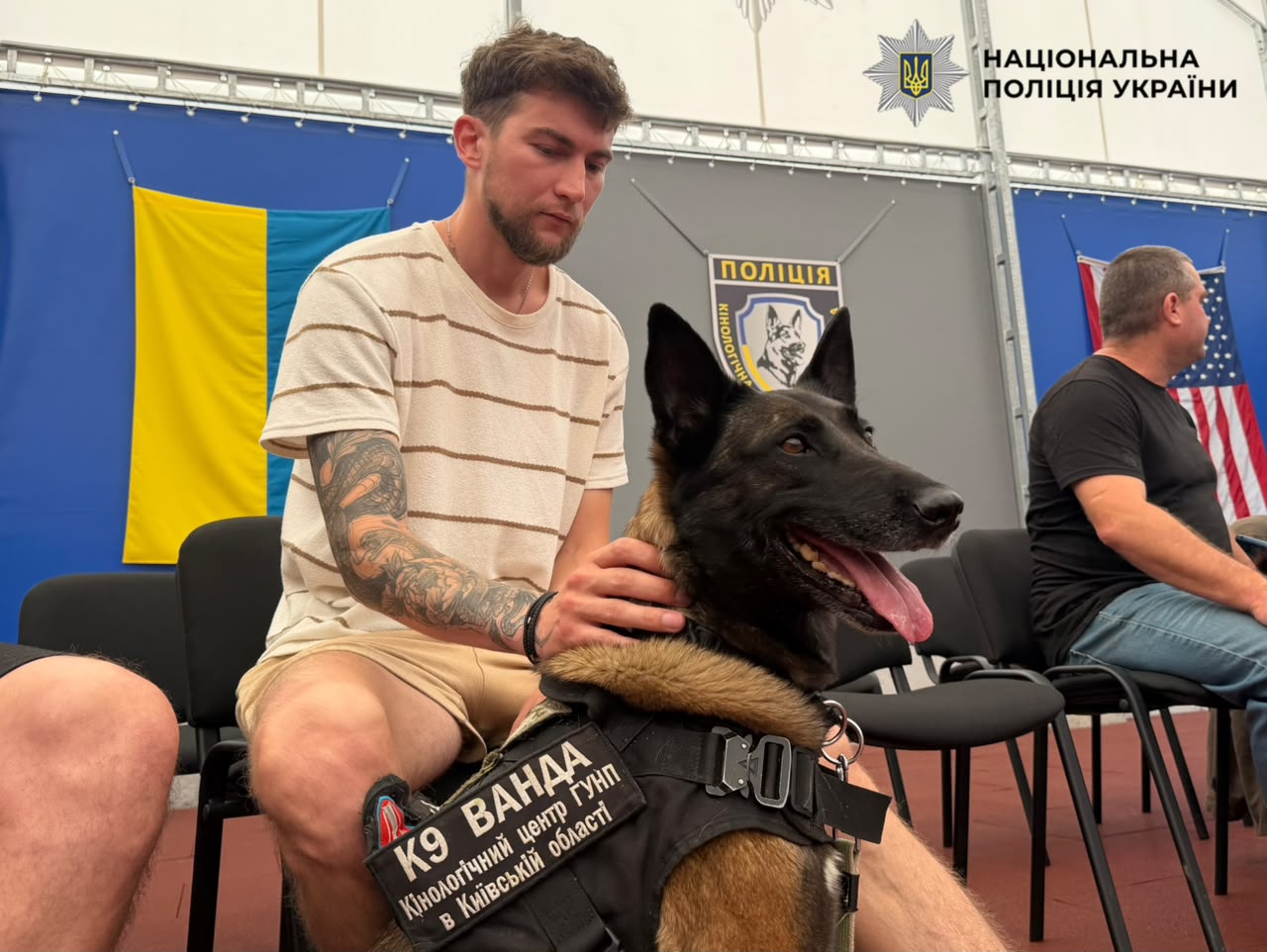 На фотографії зображено проведення заняття кінологинею Катериною Бєляєвою, спрямоване на підтримку психоемоційного стану ветеранів, які наразі проходять реабілітацію.