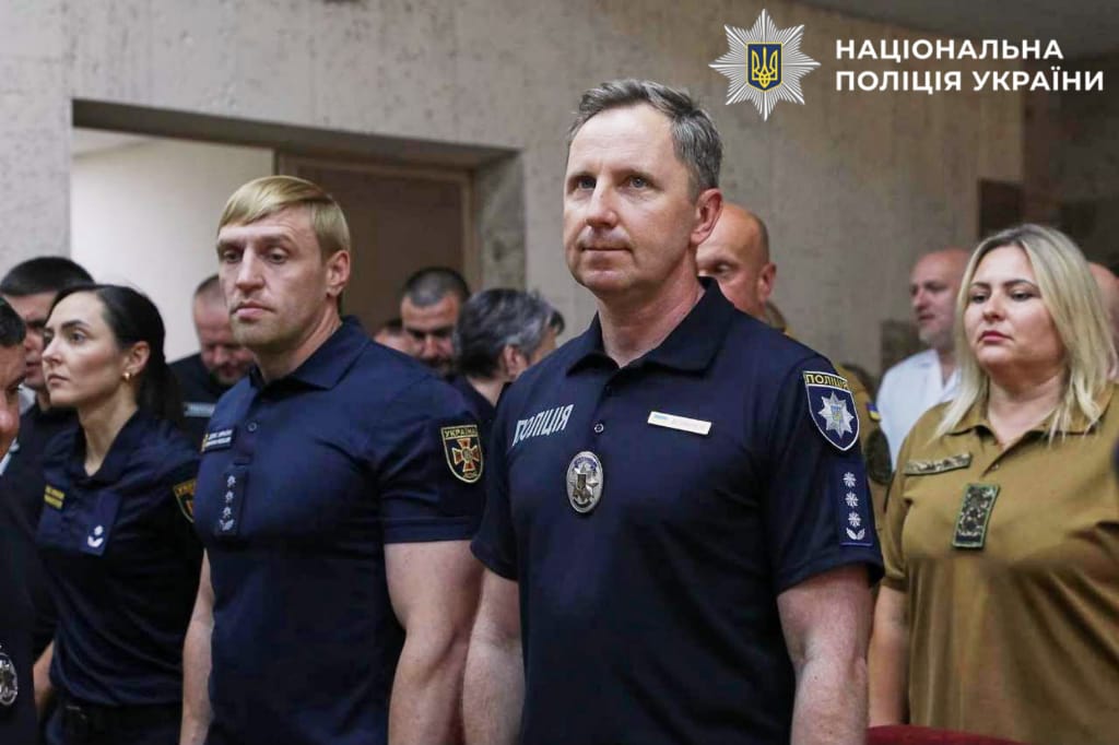 На фото учасники захожу в залі.