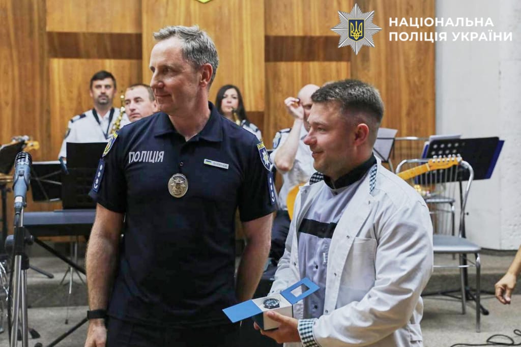 На фото перший заступник керівника ГУНП в Київській області вручає нагроду медичному працівнкиу.