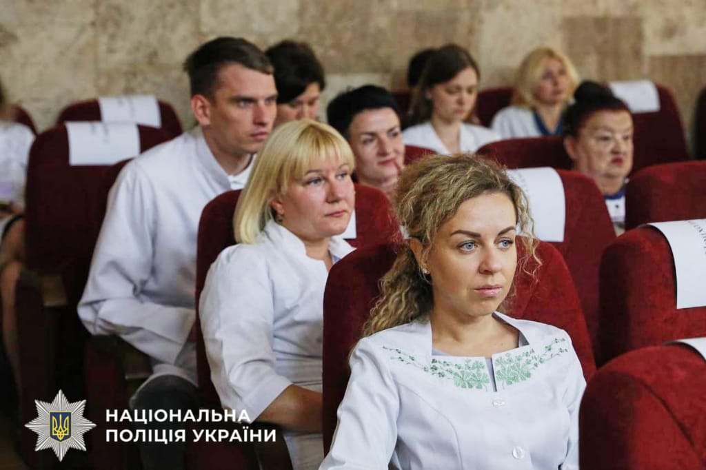 На фото учасники захожу в залі.