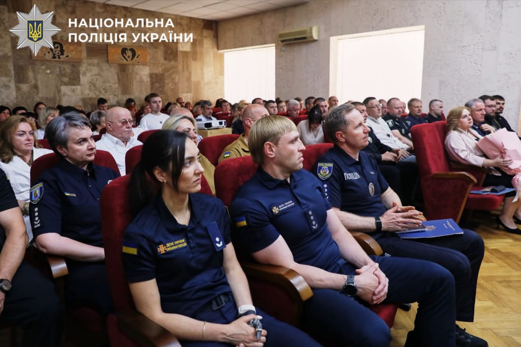 На фото учасники захожу в залі.
