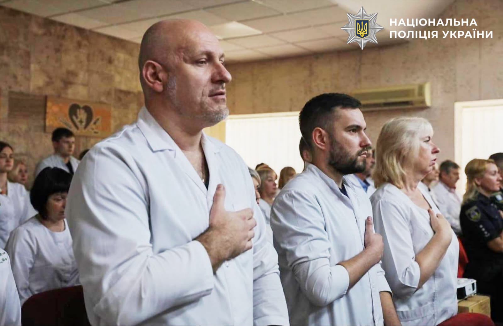 На фото учасники захожу в залі.