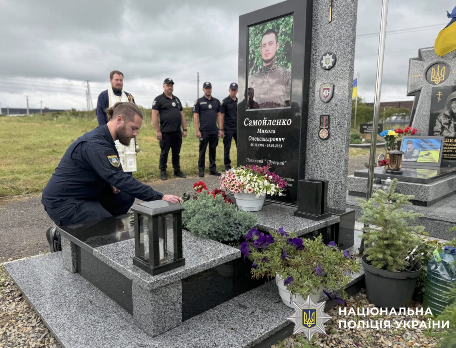 На фотографії зображені правоохоронці Київщини, які вшанували памʼять загиблого поліцейського Миколи Самойленка.