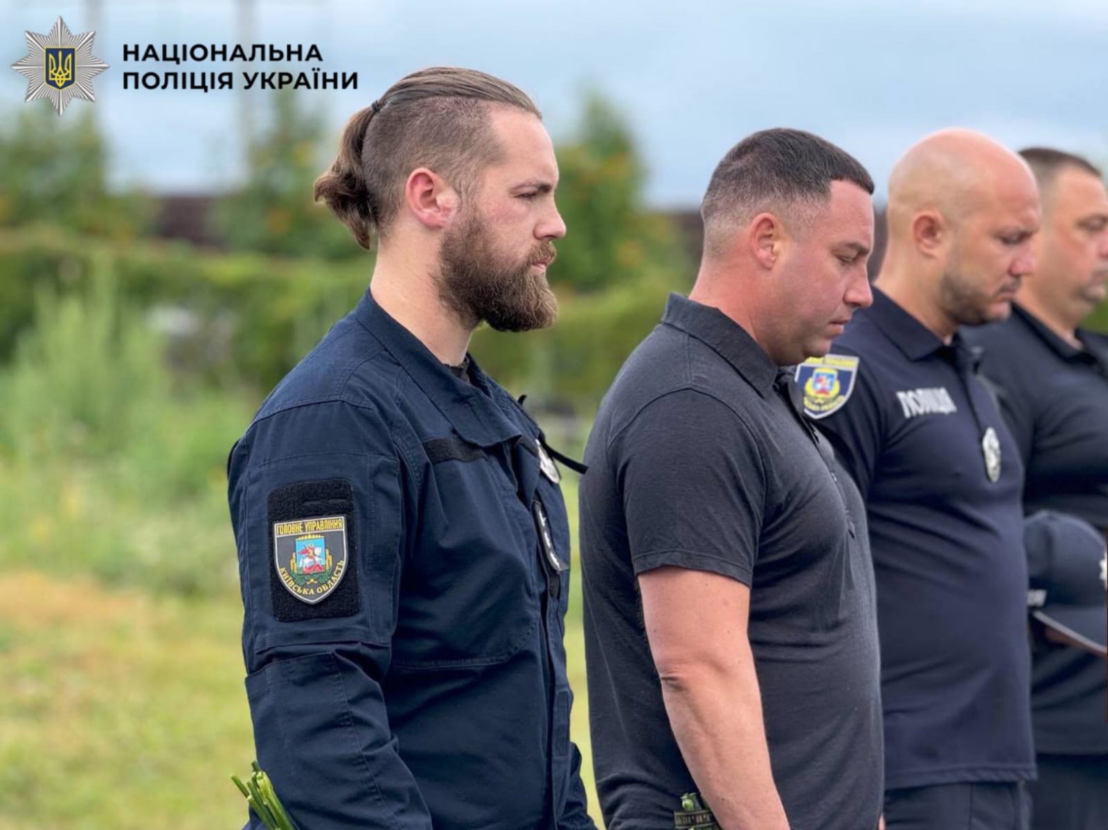 На фотографії зображені правоохоронці Київщини, які вшанували памʼять загиблого поліцейського Миколи Самойленка.