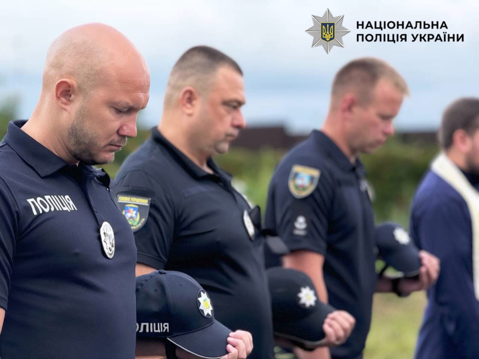 На фотографії зображені правоохоронці Київщини, які вшанували памʼять загиблого поліцейського Миколи Самойленка.