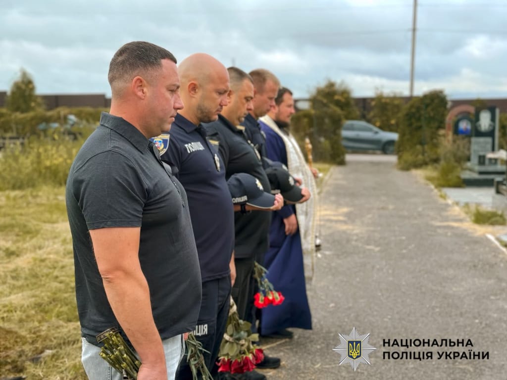 На фотографії зображені правоохоронці Київщини, які вшанували памʼять загиблого поліцейського Миколи Самойленка.