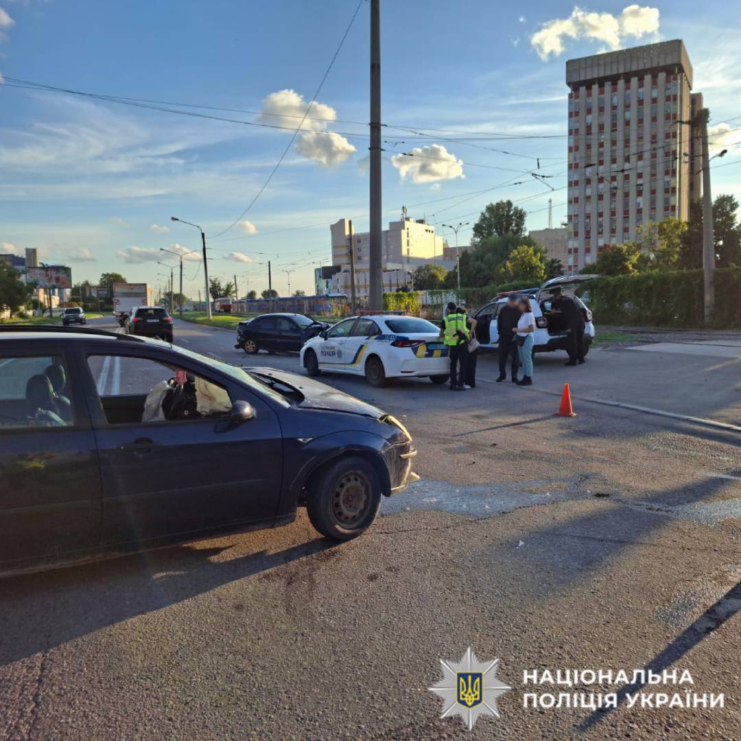 Поліція розшукує водійку, яка залишила місце ДТП з потерпілим у Харкові