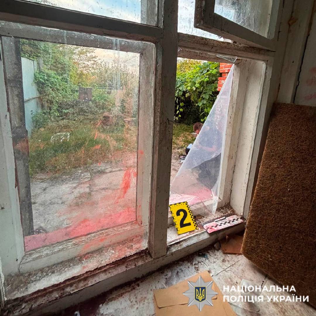 На Харківщині поліцейські оперативно затримали чоловіка, причетного до пограбування літньої жінки
