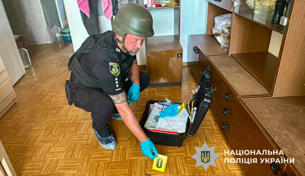 На фото зображений поліцейський, який працює на місці події