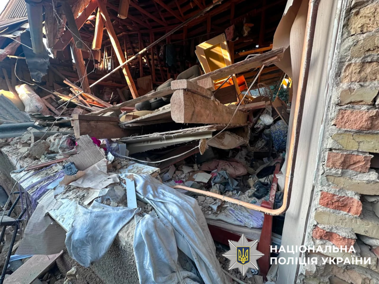 На фотографії зображено наслідки атаки ворога на Київщині.