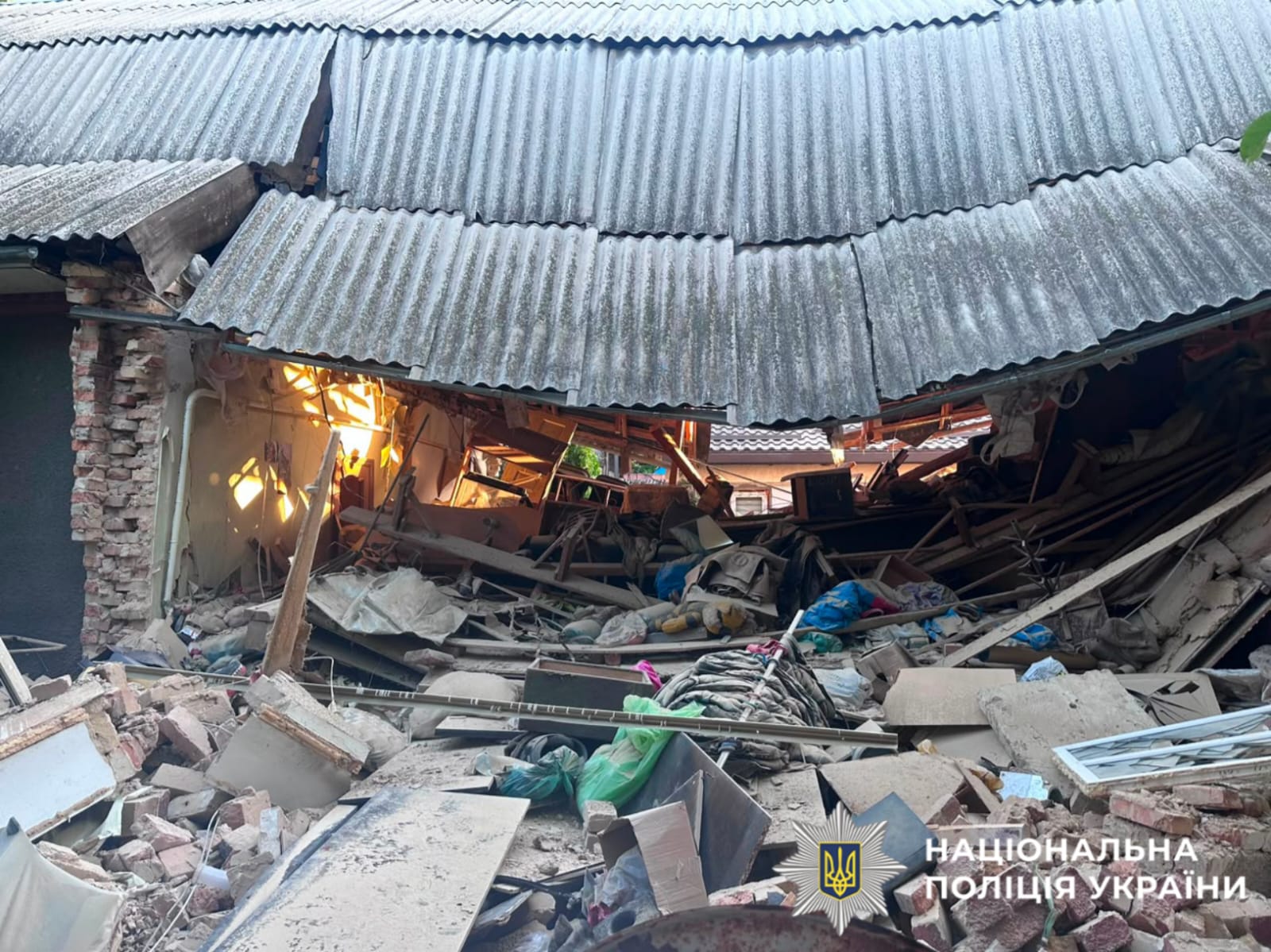 На фотографії зображено наслідки атаки ворога на Київщині.