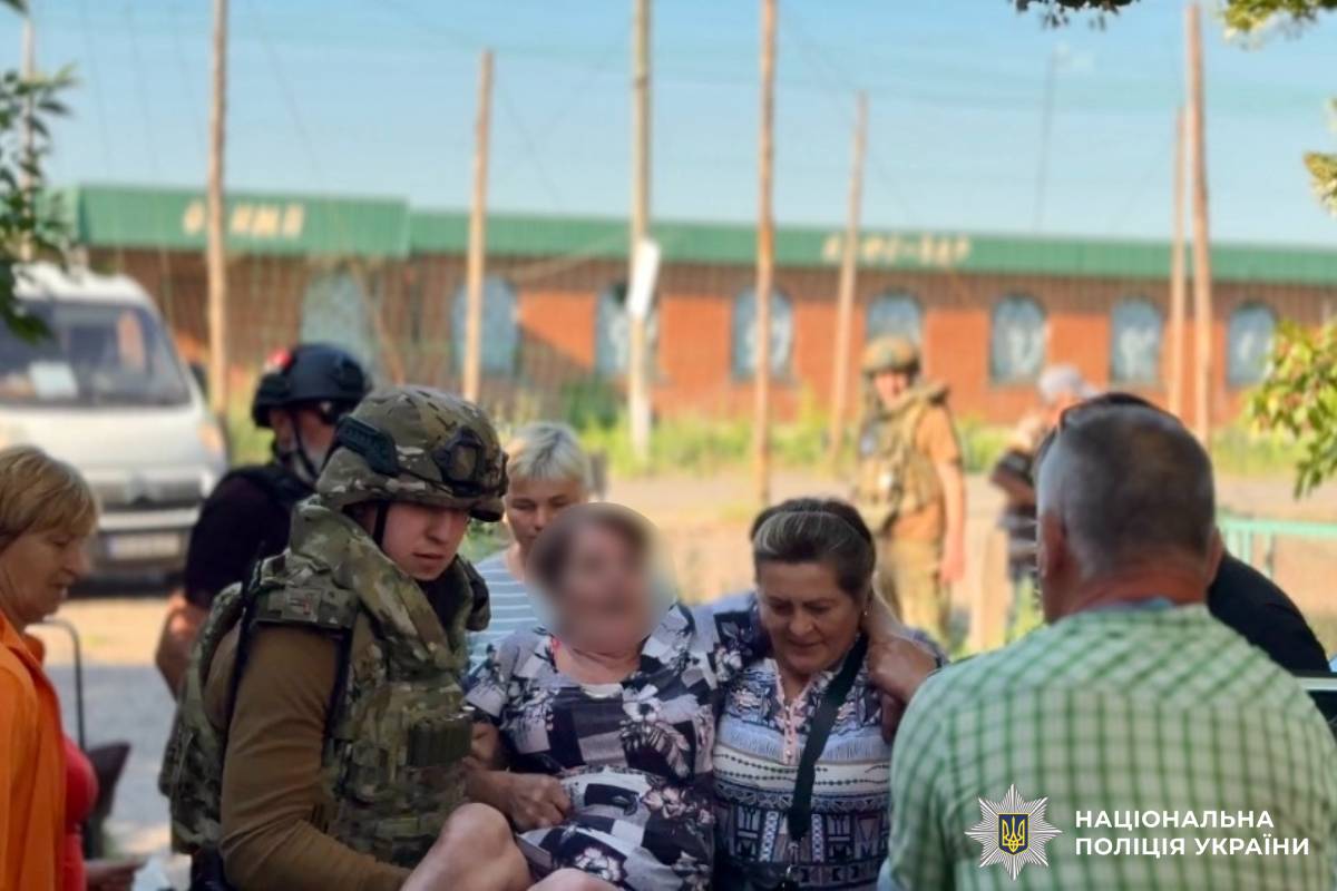 Під обстрілами та загрозою атак FPV-дронів: поліцейські «Білі Янголи» евакуювали 27 жителів Куп’янщини