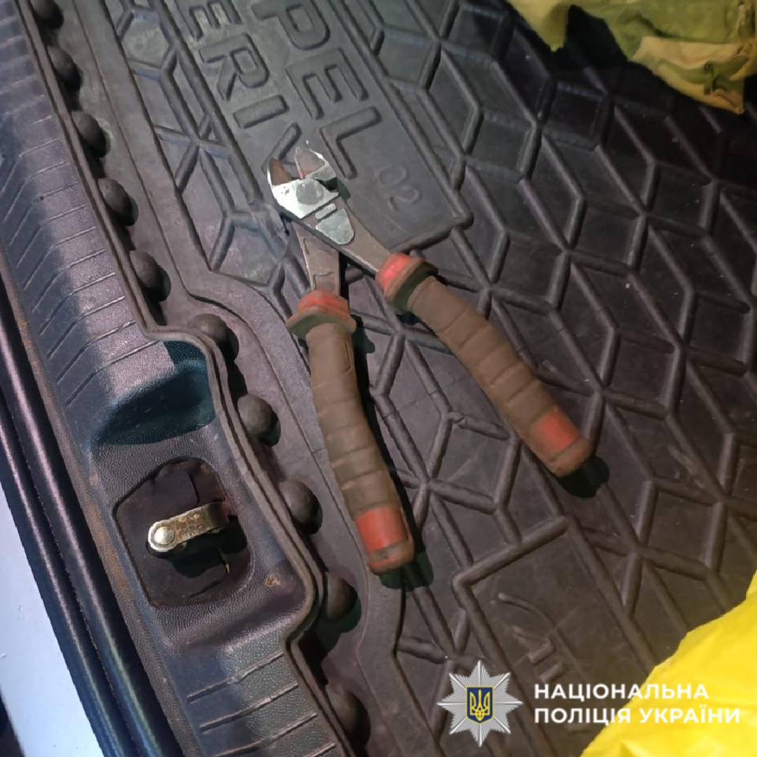 Крав метал з державного підприємства: на Харківщині поліцейські повідомили чоловіку про підозру у скоєнні крадіжки