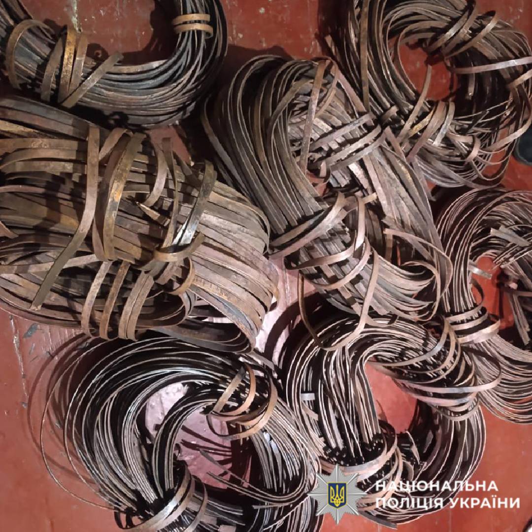 Крав метал з державного підприємства: на Харківщині поліцейські повідомили чоловіку про підозру у скоєнні крадіжки