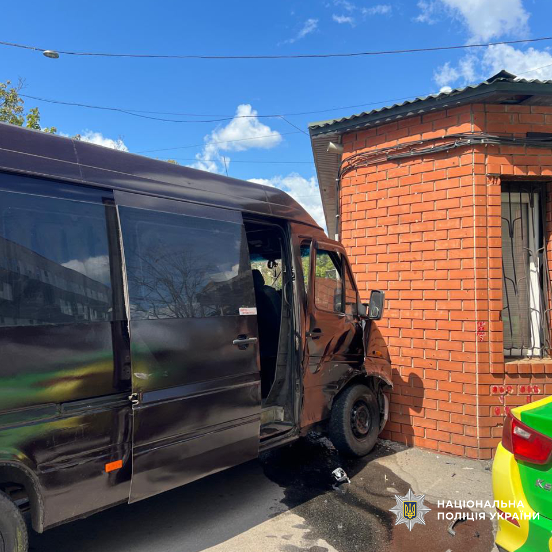 поліцейські встановлюють обставини аварії