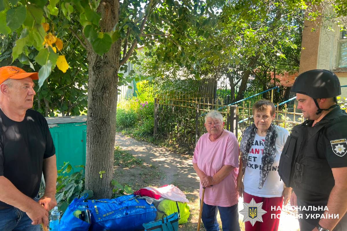 Ворог знищив поліцейський автомобіль, але евакуацію не зупинив: правоохоронці врятували трьох мешканців Куп’янщини