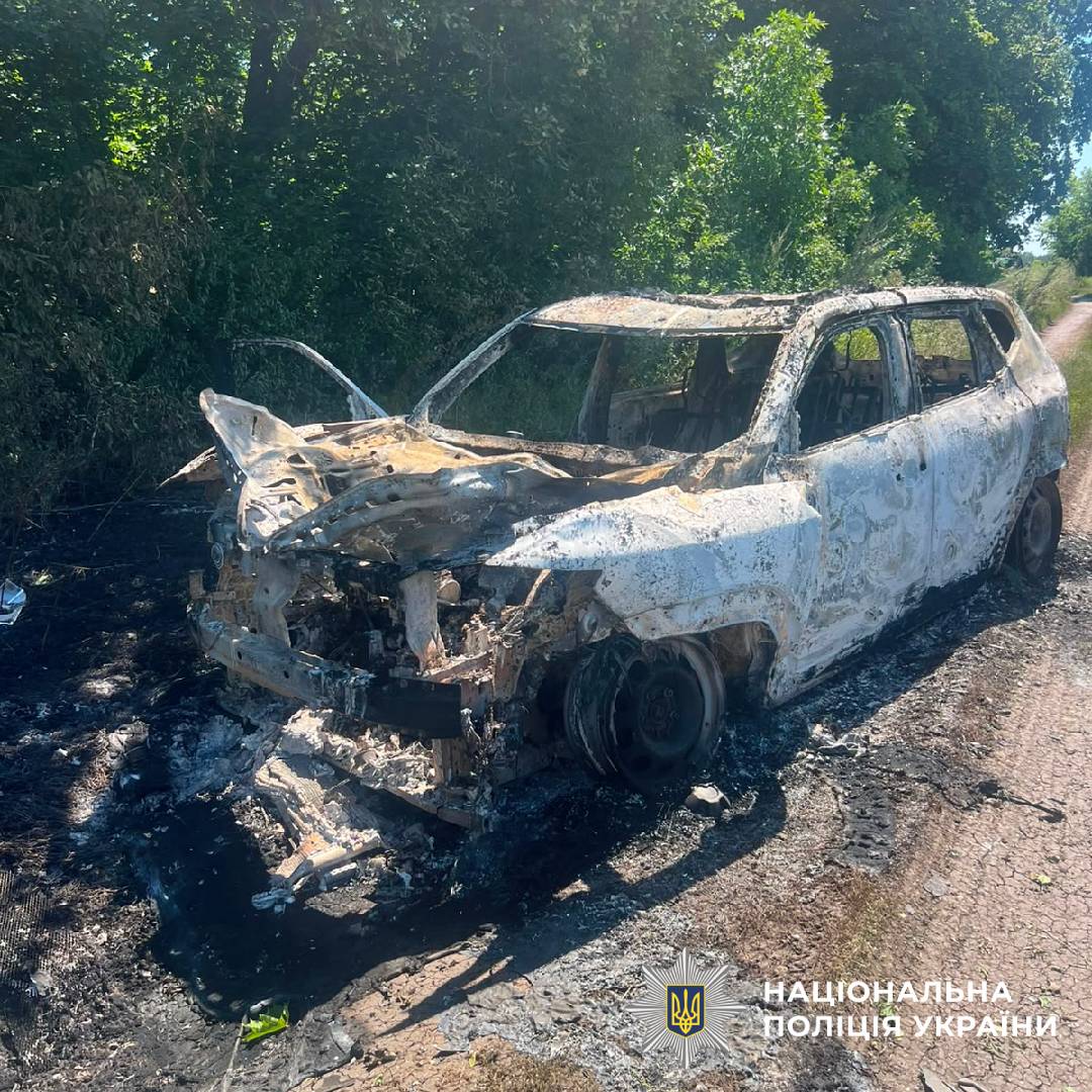 Ворог знищив поліцейський автомобіль, але евакуацію не зупинив: правоохоронці врятували трьох мешканців Куп’янщини