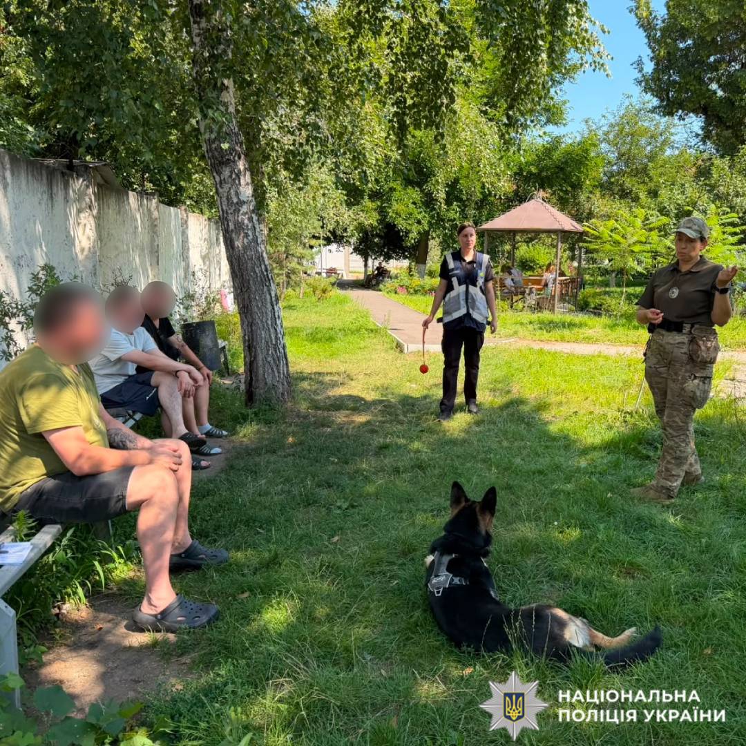 Сеанс каністерапії: психологи та кінологи поліції Харківщини допомагають відновлюватися пораненим захисникам
