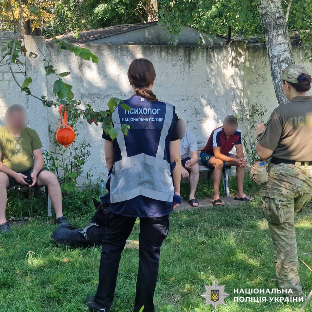 Сеанс каністерапії: психологи та кінологи поліції Харківщини допомагають відновлюватися пораненим захисникам