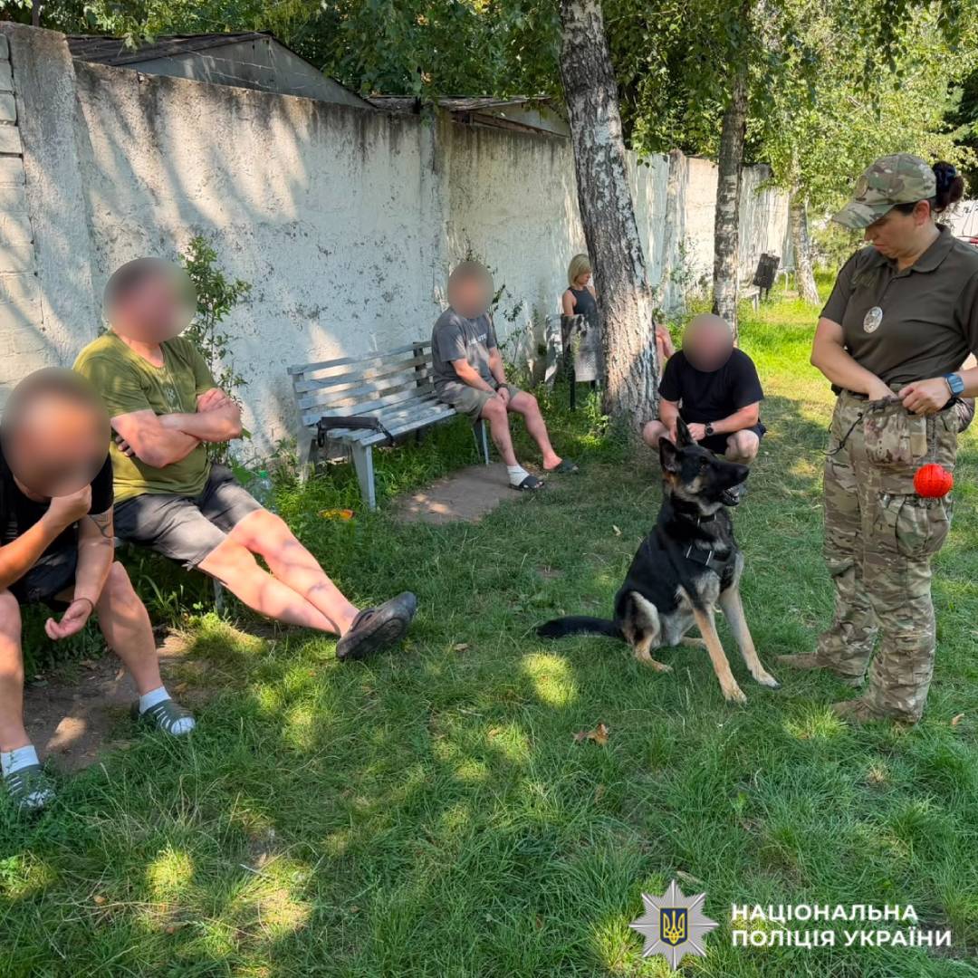 Сеанс каністерапії: психологи та кінологи поліції Харківщини допомагають відновлюватися пораненим захисникам