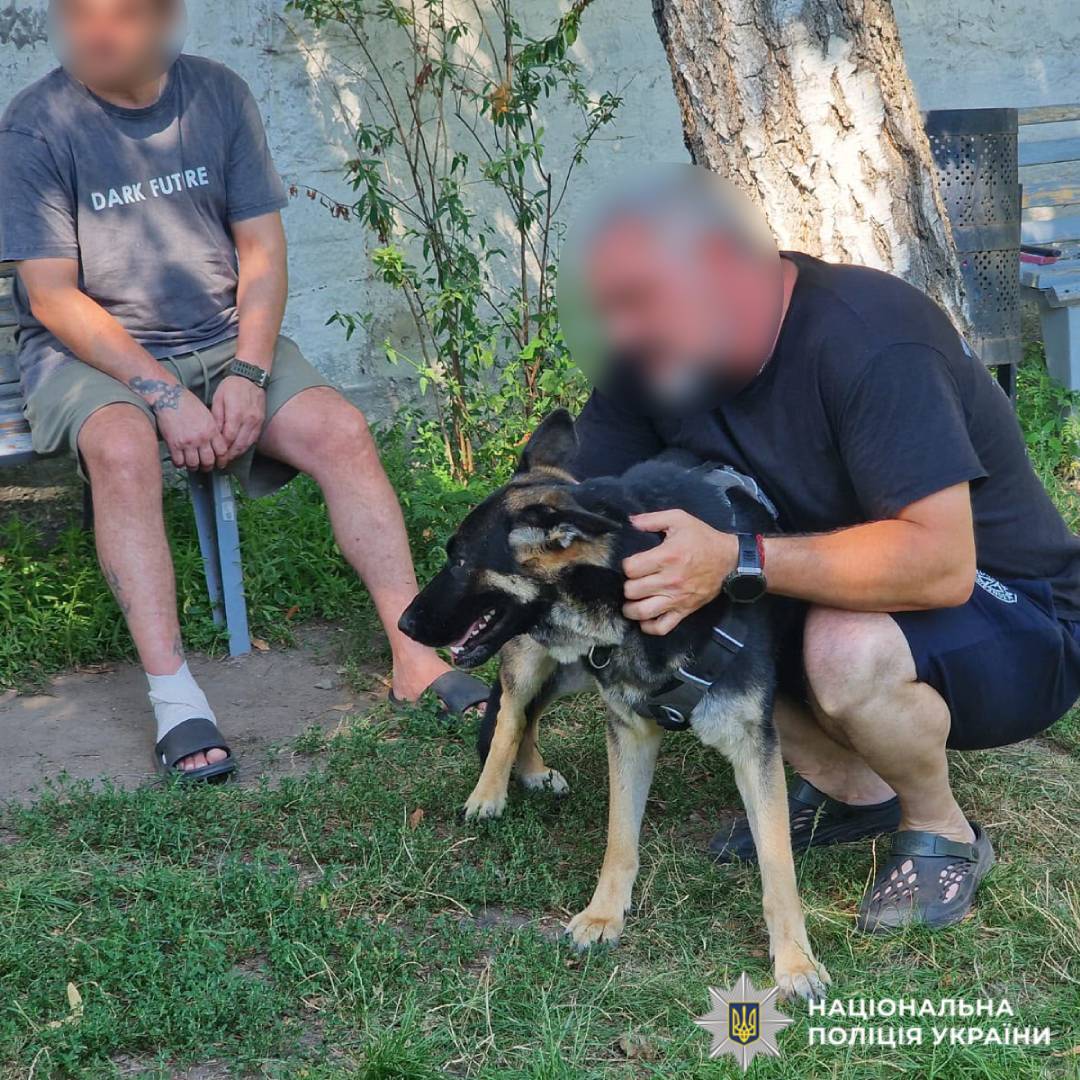 Сеанс каністерапії: психологи та кінологи поліції Харківщини допомагають відновлюватися пораненим захисникам
