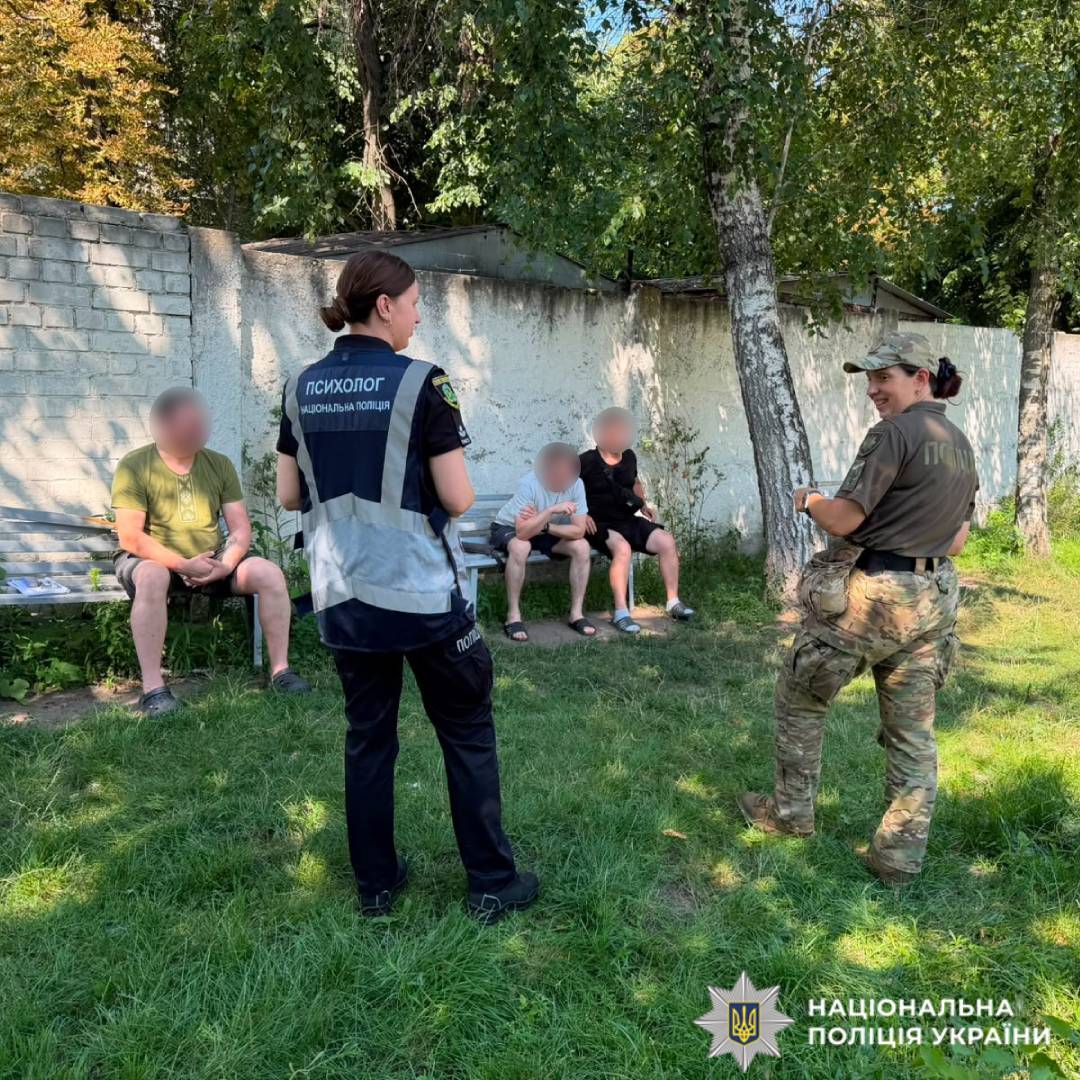 Сеанс каністерапії: психологи та кінологи поліції Харківщини допомагають відновлюватися пораненим захисникам