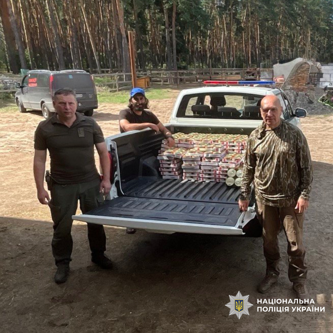 Поліцейські Харківщини спільно з волонтерами передали гуманітарну допомогу евакуйованим тваринам
